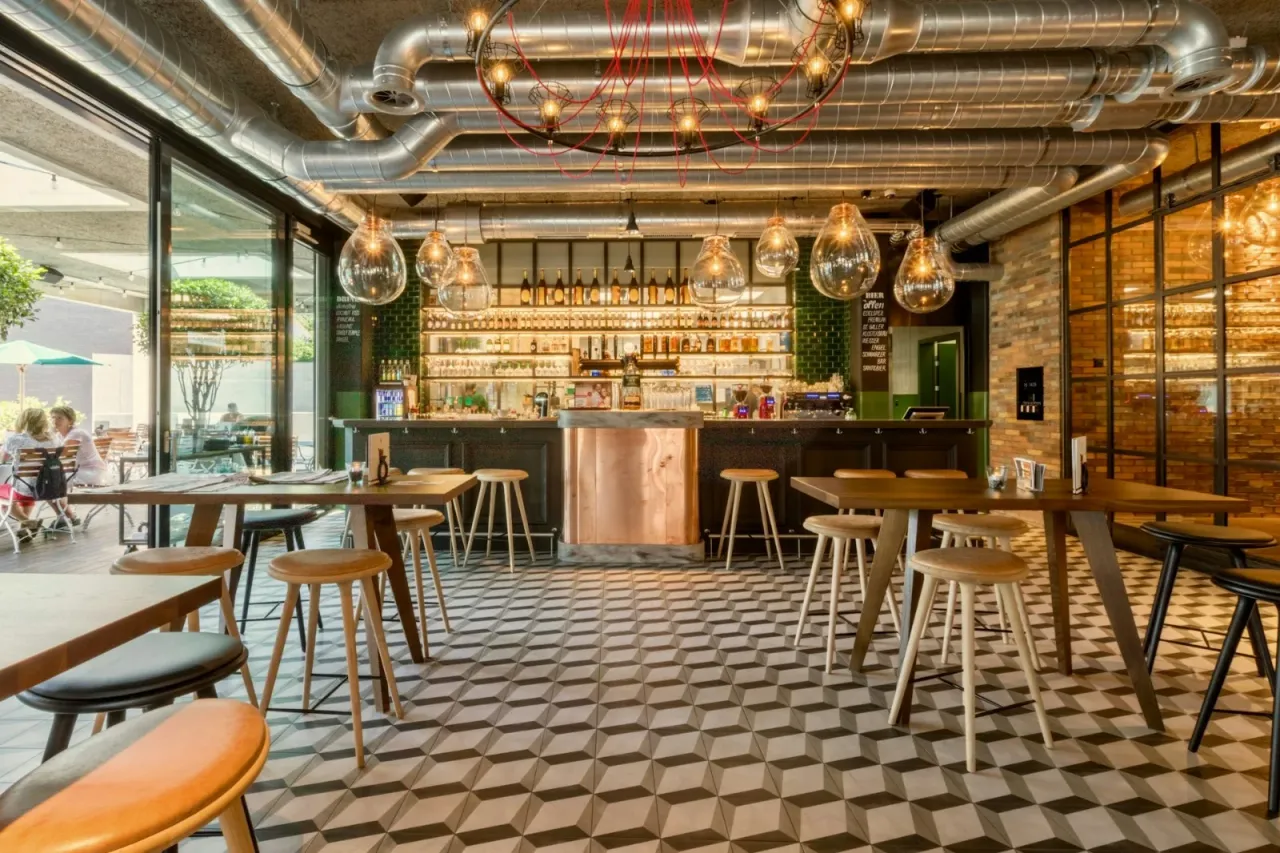 AI Phone Answering for Restaurants vs Traditional Services: What Actually Works in 2026?